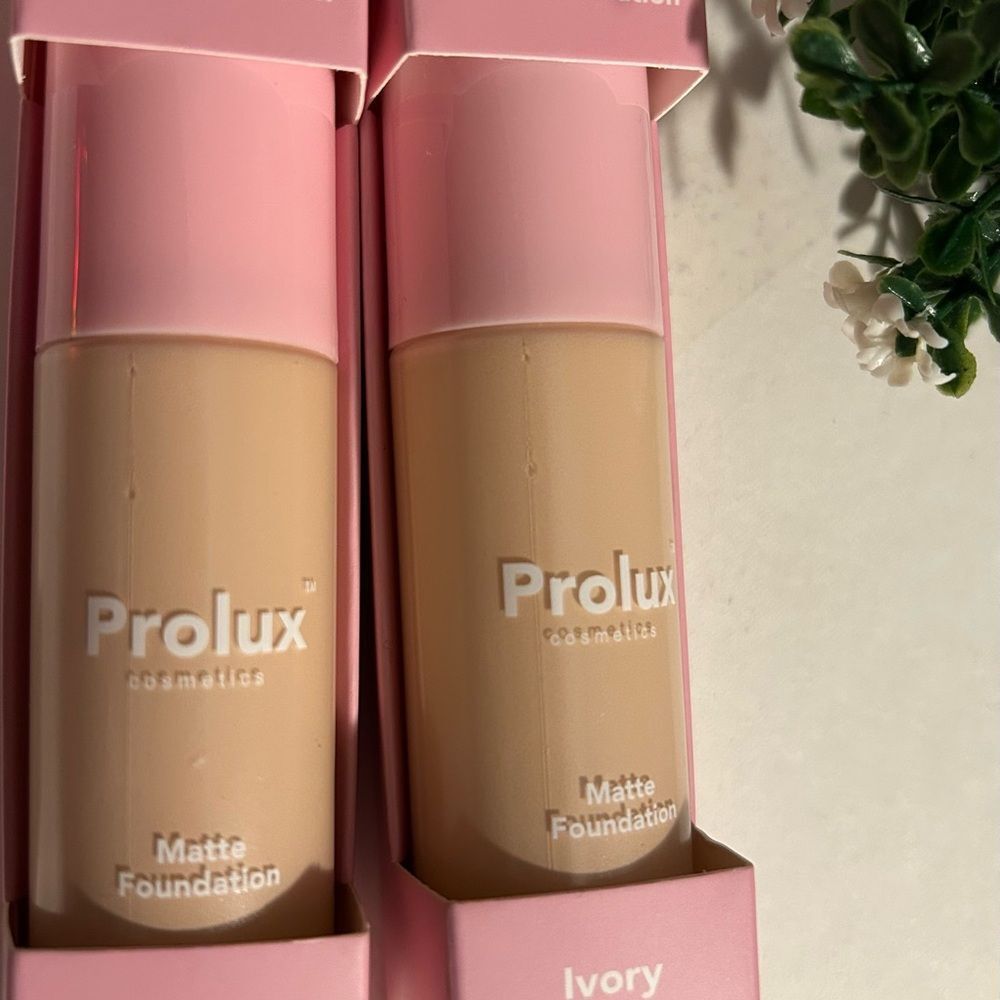 💥New Prolux Matte Foundation •
Vegan & Cruelty Free Set of 2 - 1.35
FL oz.